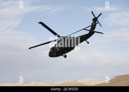 Un elicottero UH-60 dell'esercito degli Stati Uniti si prepara a sollevarsi dopo aver ricevuto un residente afghano locale ferito dopo aver subito una ferita da sparo a Kajaki, afghano Foto Stock