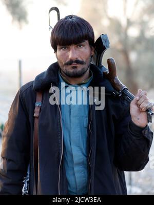 Un poliziotto locale afghano in uniforme (AUP) pone per una foto al di fuori di un composto a Kajaki, provincia di Helmond, Afghanistan 15 febbraio 2012. L'AUP A. Foto Stock