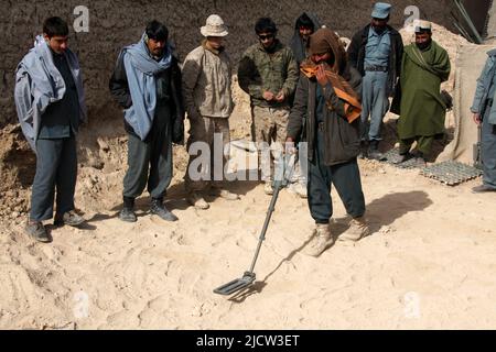 I marines degli Stati Uniti con la squadra consultiva di polizia 2 (PAT 2) (centro), 1st battaglione, 8th Regiment della marina, squadra regimental di combattimento 6, guardano un'uniforme afghana Foto Stock