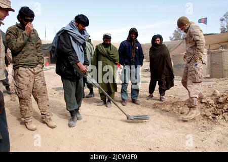 I marines degli Stati Uniti con il team consultivo della polizia 2 (PAT 2) (a sinistra), 1st battaglione, 8th Regiment Marino, il team di combattimento regimentale 6, guardano un P in uniforme afghana Foto Stock