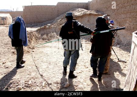 Una Marina degli Stati Uniti con la polizia Advisory Team 2 (PAT 2) (a sinistra), 1st Battaglione, 8th Regiment Marino, Regimental Combat Team 6, mostra un afghano uniforme Foto Stock