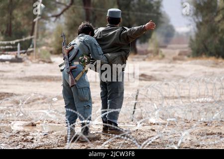 I Marines USA con la polizia Advisory Team 2 (PAT 2), 1st Battaglione, 8th Regiment Marino, Regimental Combat Team 6 (non mostrato), guardano un locale Afghan Unifo Foto Stock