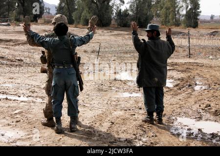 Marines USA con la polizia Advisory Team 2 (PAT 2), 1st Battaglione, 8th Regiment Marino, Regimental Combat Team 6 (non mostrato), simula un crossin persona Foto Stock