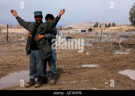 I Marines USA con la polizia Advisory Team 2 (PAT 2), 1st Battaglione, 8th Regiment Marino, Regimental Combat Team 6 (non mostrato), guardano un locale Afghan Unifo Foto Stock