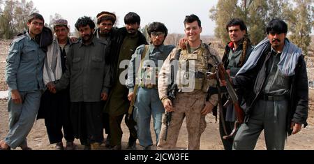 US Marine Corps Lance CPL. Andrew J. Good (al centro), combatti il cameraman con, 1st Battaglione, 8th Regiment Marino, Regimental Combat Team 6, pose per un Foto Stock