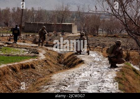 Marines USA con la polizia Advisory Team 2 (PAT 2), 1st Battaglione, 8th Regiment Marino, Regimental Combat Team 6, hault durante una pattuglia a Kajaki, Helmo Foto Stock