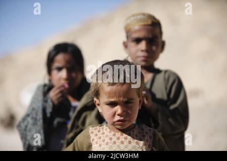 I bambini afghani posano per una foto scattata da US Marine Corps Lance CPL. Andrew J. Good (non mostrato) con 1st Battaglione, 8th Regiment Marino (1/8), Regim Foto Stock