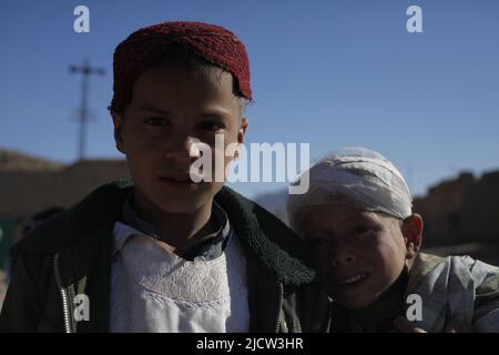 I bambini afghani posano per una foto scattata da US Marine Corps Lance CPL. Andrew J. Good (non mostrato) con 1st Battaglione, 8th Regiment Marino (1/8), Regim Foto Stock