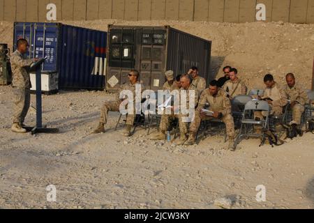 I Marines DEGLI STATI UNITI con 1st battaglione, 8th Reggimento Marino svolgono una cerimonia di Pasqua mentre si schierano in avanti a Kajaki, nella provincia di Helmond, in Afghanistan. Foto Stock