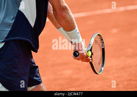 L'illustrazione mostra il corpo di un giocatore che sta per servire con la sua racchetta (testa) in mano durante il torneo di tennis del Grand Slam Open di Francia il 24 maggio 2022 allo stadio Roland-Garros di Parigi, Francia - Foto Victor Joly / DPPI Foto Stock