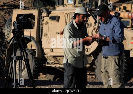 Ben Foley, a sinistra, uomo della fotocamera, e Bernard Smith, a destra, reporter, con al Jazeera English News Channel riferisce dalla base operativa di avanzamento Whitehou Foto Stock