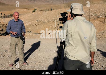 Ben Foley, a destra, uomo della fotocamera, e Bernard Smith, a sinistra, reporter, con al Jazeera English News Channel riferisce dalla base operativa di avanzamento Whitehou Foto Stock