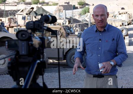 Bernard Smith, reporter, con al Jazeera English News Channel riferisce in dalla base operativa Forward Whitehouse di Kajaki, provincia di Helmand, afghani Foto Stock