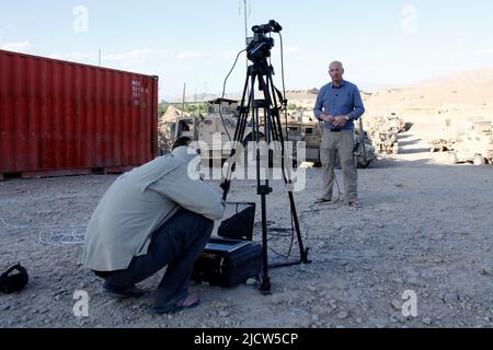 Ben Foley, a sinistra, uomo della fotocamera, e Bernard Smith, a destra, reporter, con al Jazeera English News Channel riferisce dalla base operativa di avanzamento Whitehou Foto Stock