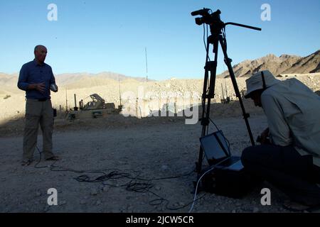 Ben Foley, a destra, uomo della fotocamera, e Bernard Smith, a sinistra, reporter, con al Jazeera English News Channel riferisce dalla base operativa di avanzamento Whitehou Foto Stock