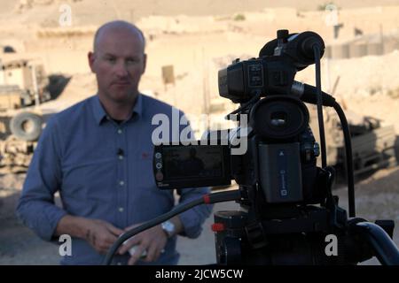 Bernard Smith, reporter, con al Jazeera English News Channel riferisce in dalla base operativa Forward Whitehouse di Kajaki, provincia di Helmand, afghani Foto Stock