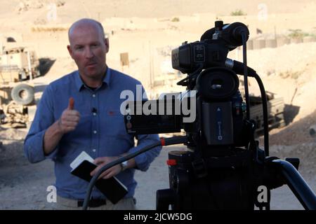 Bernard Smith, reporter, con al Jazeera English News Channel riferisce in dalla base operativa Forward Whitehouse di Kajaki, provincia di Helmand, afghani Foto Stock