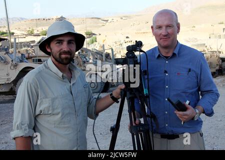 Ben Foley, a sinistra, uomo della fotocamera, e Bernard Smith, a destra, reporter, con al Jazeera English News Channel posa per una foto dopo aver riportato in avanti Foto Stock