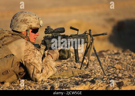 US Marine Corps Lance CPL. Kyle Day con la polizia Advisory Team 2, 1st Battaglione, 8th Marine Regiment, Regimental Combat Team 6, si pone nel dur prono Foto Stock