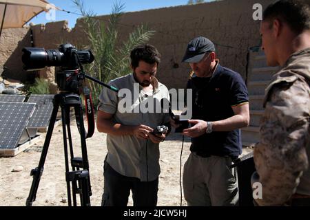 Ben Foley, a sinistra, uomo della fotocamera, e Bernard Smith, al centro, reporter, con al Jazeera English News Channel ha pronto la loro macchina fotografica per intervistare gli Stati Uniti Foto Stock