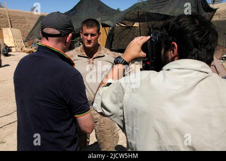 Ben Foley, a destra, uomo della fotocamera, e Bernard Smith, a sinistra, reporter, con al Jazeera English News Channel ha pronto la loro macchina fotografica per intervistare la M degli Stati Uniti Foto Stock