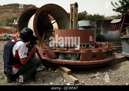 Bernard Smith, centro, giornalista, e ben Foley, a sinistra, Cameraman, con al Jazeera English News Channel film Bernard che riportano all'interno del terzo turb Foto Stock