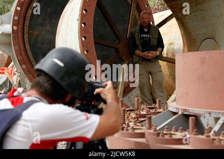 Bernard Smith, centro, giornalista, e ben Foley, a sinistra, Cameraman, con al Jazeera English News Channel film Bernard che riportano all'interno del terzo turb Foto Stock