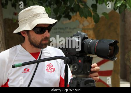 Ben Foley, a sinistra, cameraman, con al Jazeera English News Channel Film un pranzo al Forward Operating base Zebrugge Foto Stock