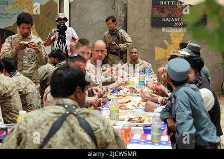 Ben Foley, indietro a sinistra, cameraman, con al Jazeera English News Channel Film un pranzo al Forward Operating base Zebrugge Foto Stock