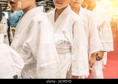 Latino bambini irriconoscibili judofighters nella loro uniforme bianca delle arti marziali Foto Stock