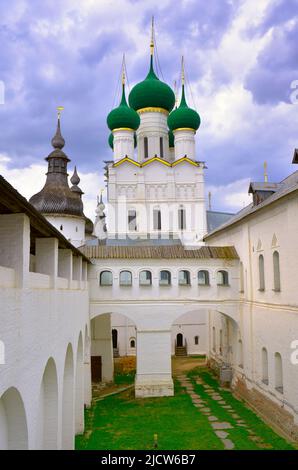 Il Cremlino di Rostov il Grande. Passaggi sulle mura della fortezza sullo sfondo delle cupole della Chiesa di San Giovanni il Teologo, Russo Foto Stock