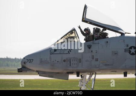 Gli airman del gruppo di manutenzione 124th della Guardia Nazionale aerea dell'Idaho sostituiscono un motore sulla linea di volo presso il Combat Readiness Training Center, Alpena, MI, 15 giugno 2022. Esercitando il concetto multi-capace dell'aeroplani, gli airman da tutto il gruppo di manutenzione sono in grado di svolgere cooperativamente le mansioni che potrebbero altrimenti essere riservate per i negozi specifici. (STATI UNITI Foto della Guardia Nazionale dell'aria dello staff Sgt. Joseph R. Morgan) Foto Stock