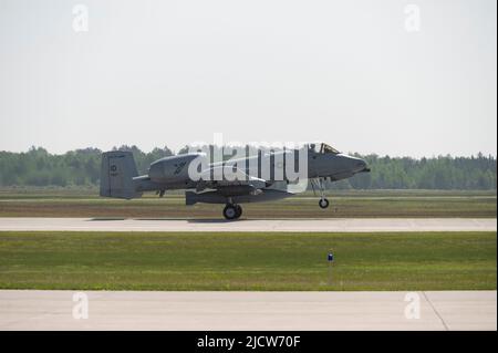 Gli airman del gruppo di manutenzione 124th della Guardia Nazionale aerea dell'Idaho sostituiscono un motore sulla linea di volo presso il Combat Readiness Training Center, Alpena, MI, 15 giugno 2022. Esercitando il concetto multi-capace dell'aeroplani, gli airman da tutto il gruppo di manutenzione sono in grado di svolgere cooperativamente le mansioni che potrebbero altrimenti essere riservate per i negozi specifici. (STATI UNITI Foto della Guardia Nazionale dell'aria dello staff Sgt. Joseph R. Morgan) Foto Stock