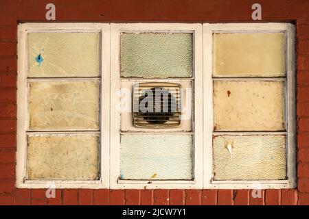 primo piano di una vecchia finestra vintage in una cornice con un ventilatore finestra al centro di vari vetri pannelli concetto di costruzione elementi del settore Foto Stock