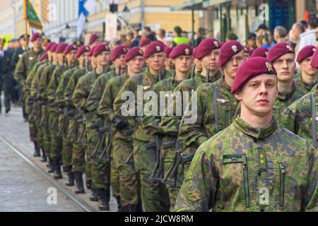 Paracadutisti in via Aleksanterinkatu alla Parata Nazionale il giorno della bandiera delle forze di difesa finlandesi a Helsinki Finlandia Foto Stock