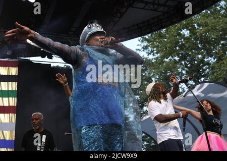 15 giugno 2022, New York, New York, USA: Il cantante/musicista GEORGE CLINTON e i membri del Parlamento Funkadelic si esibiscono al Summerstage tenuto al Rumsey Playfield di Central Park. (Credit Image: © Nancy Kaszerman/ZUMA Press Wire) Foto Stock