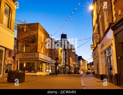 Banbury High Street all'alba nel mese di giugno. Banbury, Oxfordshire, Inghilterra Foto Stock