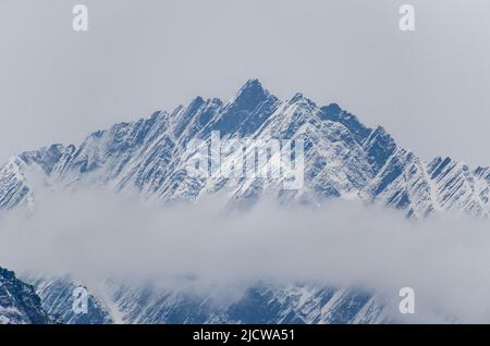 Vista panoramica della cima della montagna di neve in Pirpanjal gamma, manali, Himachal pradesh. India. Montagna Himalayan. Vette della neve Foto Stock