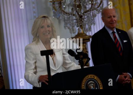 Washington, D.C, 15 giugno 2022. IL Dr. JILL Biden PARLA DURANTE un evento nella Sala Est della Casa Bianca a Washington, D.C., mercoledì 15 giugno 2022. Il Presidente Biden ha firmato un ordine esecutivo per promuovere l'uguaglianza per i soggetti LGBTQI+ durante l'evento. Foto di Ting Shen/Pool/ABACAPRESS.COM Foto Stock