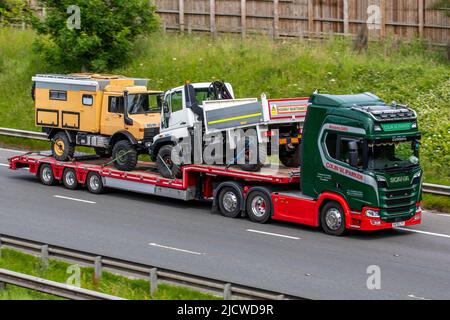 Q registrazioni Unimog 4x4 Manuale Effer 6 00 giallo MERCEDES BENZ 5675cc Diesel camion, manutenzione autostrada camion su 2020 verde Scania camion; guida su autostrada M6, Regno Unito Foto Stock