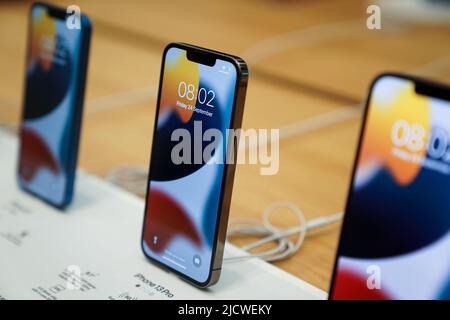 Foto del file datata 24/09/21 di un iPhone Apple 13. Un campione di consumatori ha lanciato un reclamo legale di oltre £750 milioni contro Apple, collegato a un incidente nel 2017 relativo a uno strumento di gestione dell'alimentazione sui modelli di iPhone più vecchi. Data di emissione: Giovedì 16 giugno 2022. Foto Stock