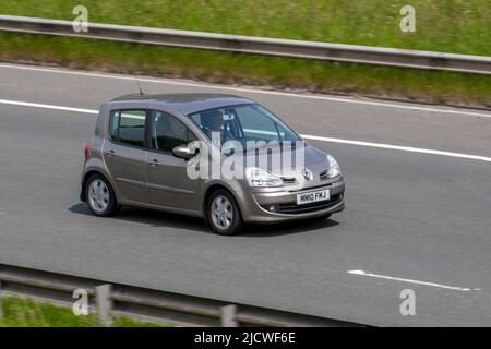 2010 Beige RENAULT MODUS 1461cc Diesel 5 velocità di guida automatica sull'autostrada M6, Regno Unito Foto Stock
