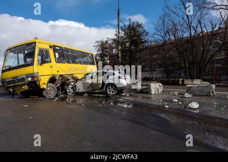 BROVARY, UCRAINA 08 marzo. Incidente stradale che ha coinvolto due veicoli nella città di Brovary al di fuori di Kyiv, mentre l'invasione russa dell'Ucraina continua il 08 marzo 2022 a Brovary, Ucraina. La Russia ha iniziato un'invasione militare dell'Ucraina dopo che il parlamento russo ha approvato i trattati con due regioni in distacco nell'Ucraina orientale. È il più grande conflitto militare in Europa dalla seconda guerra mondiale Foto Stock
