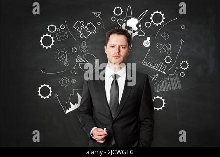 Concetto offline di formazione della scuola di business con insegnante che tiene gesso in mano su sfondo lavagna con puzzle bianco manoscritto, ingranaggi e arr Foto Stock