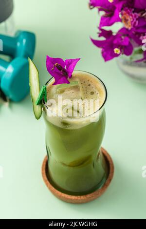 Frullato vegetale, succo biologico sano di sedano, mele verdi, foglie di spinaci e carota giovane. Bicchiere di succo verde. Foto Stock