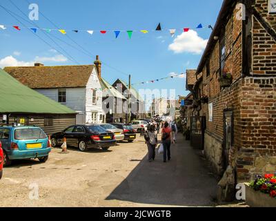 Vista di una strada nella città di Faversham, nel Kent, nel Regno Unito, il Marketday in una chiara giornata estiva di sole Foto Stock