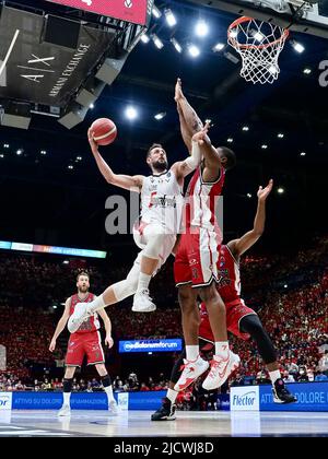 Mediolanum Forum, Milano, 14 giugno 2022, Marco Belinelli (Virtus Segafredo Bologna) contrastato da Kyle Hines (AX Armani Exchange Olimpia Milano) Foto Stock