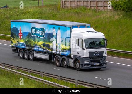 2022 uomo bianco TGX International Truck of the Year 2021. Acqua in bottiglia Aquapura, camion diesel da 12419 cc Foto Stock