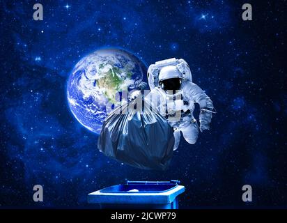 Detriti spaziali, inquinamento dell'atmosfera. Detriti nello spazio e un astronauta. Astronauta raccolta rifiuti nello spazio. 3D illustrazione. Foto Stock