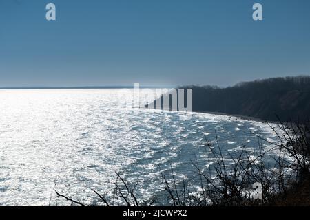 Vista di una baia nel Mar Baltico che si gorga alla luce del sole Foto Stock